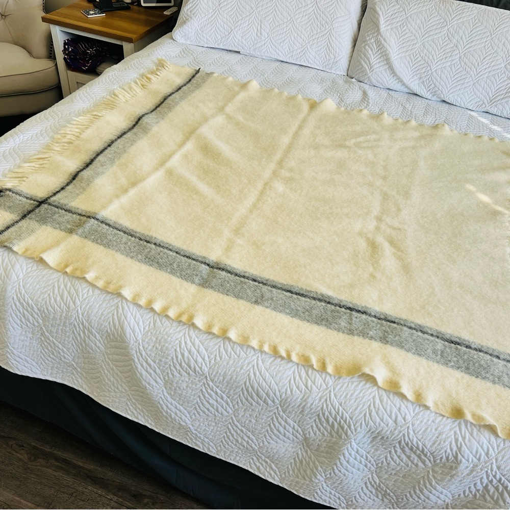 RARE Kardelen AB Sweden 100% Wool‎ Cream, Grey Black Plaid Cottage Throw Blanket - Picture 5 of 10